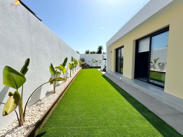 Chalet de 3 habitaciones en La Siesta, Torrevieja en venta con garaje - 615.000 € (Ref: 8468083)