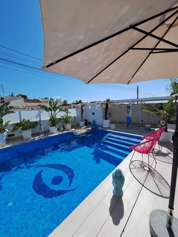Chalet de 3 habitaciones en La Siesta, Torrevieja en venta con piscina garaje - 594.000 € (Ref: 8526723)
