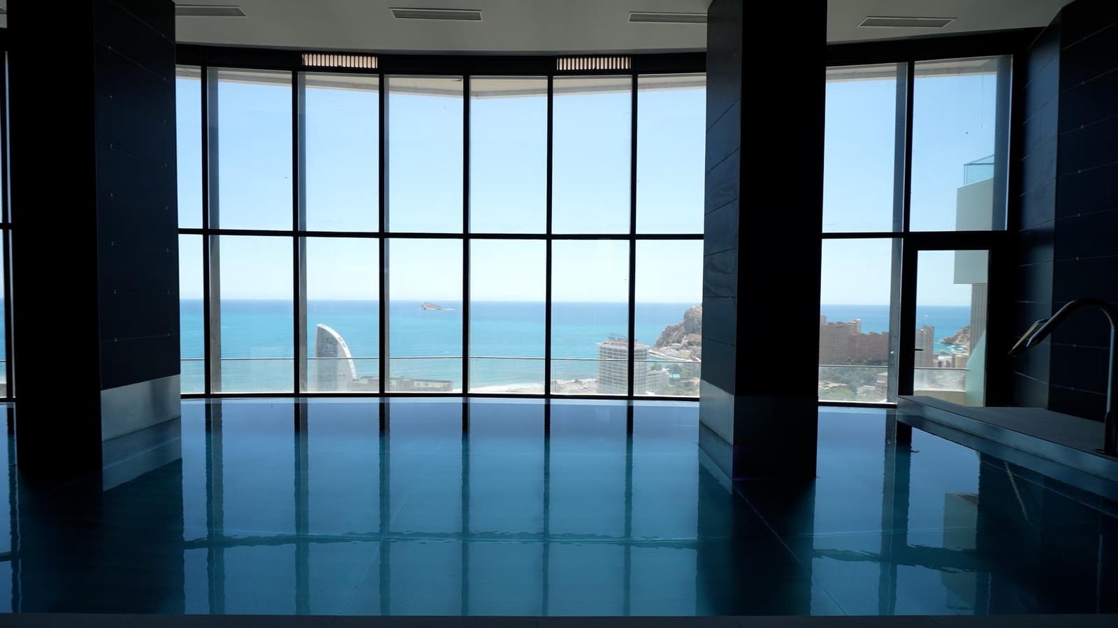 2 soveværelse Lejlighed til salg i Benidorm med swimmingpool garage - € 599.000 (Ref: 8568306)