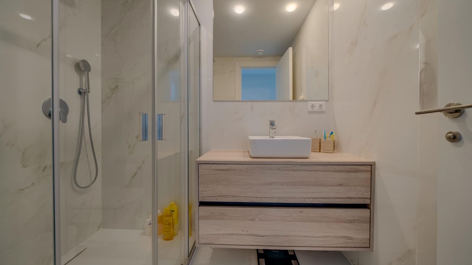 2 soveværelse Lejlighed til salg i Benidorm med swimmingpool garage - € 599.000 (Ref: 8568306)