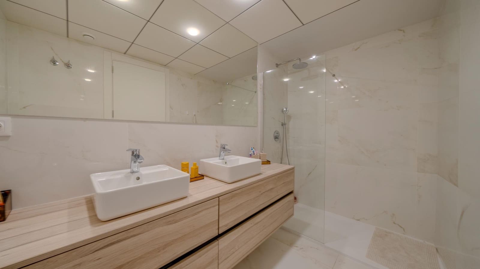 2 soveværelse Lejlighed til salg i Benidorm med swimmingpool garage - € 599.000 (Ref: 8568306)