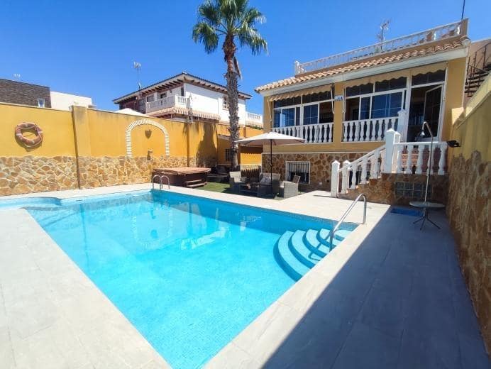 6 bedroom Villa for sale in Aguas Nuevas with pool - € 549,900 (Ref: 8595325)
