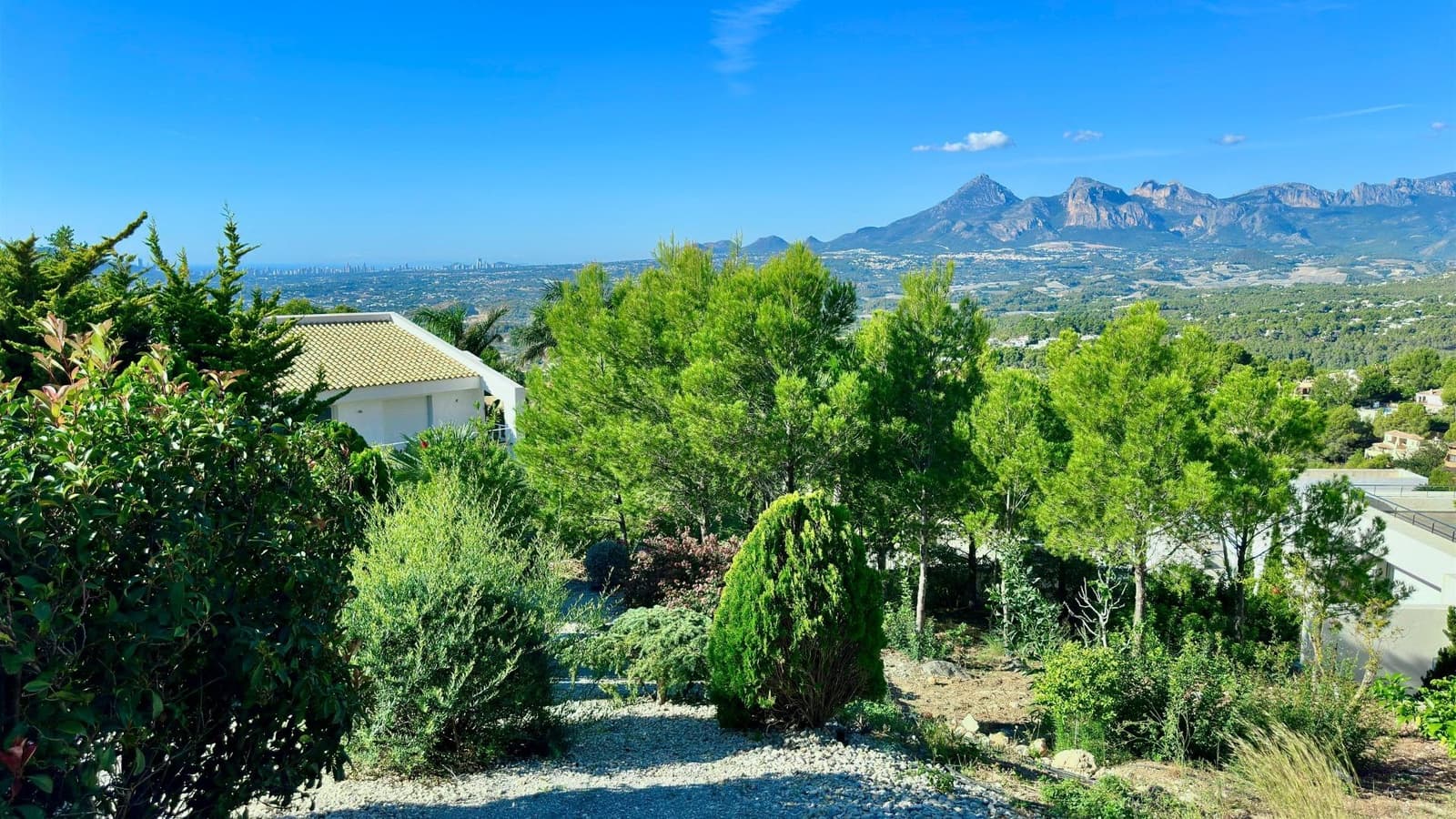 4 bedroom Villa for sale in Altea with pool garage - € 2,500,000 (Ref: 8599888)