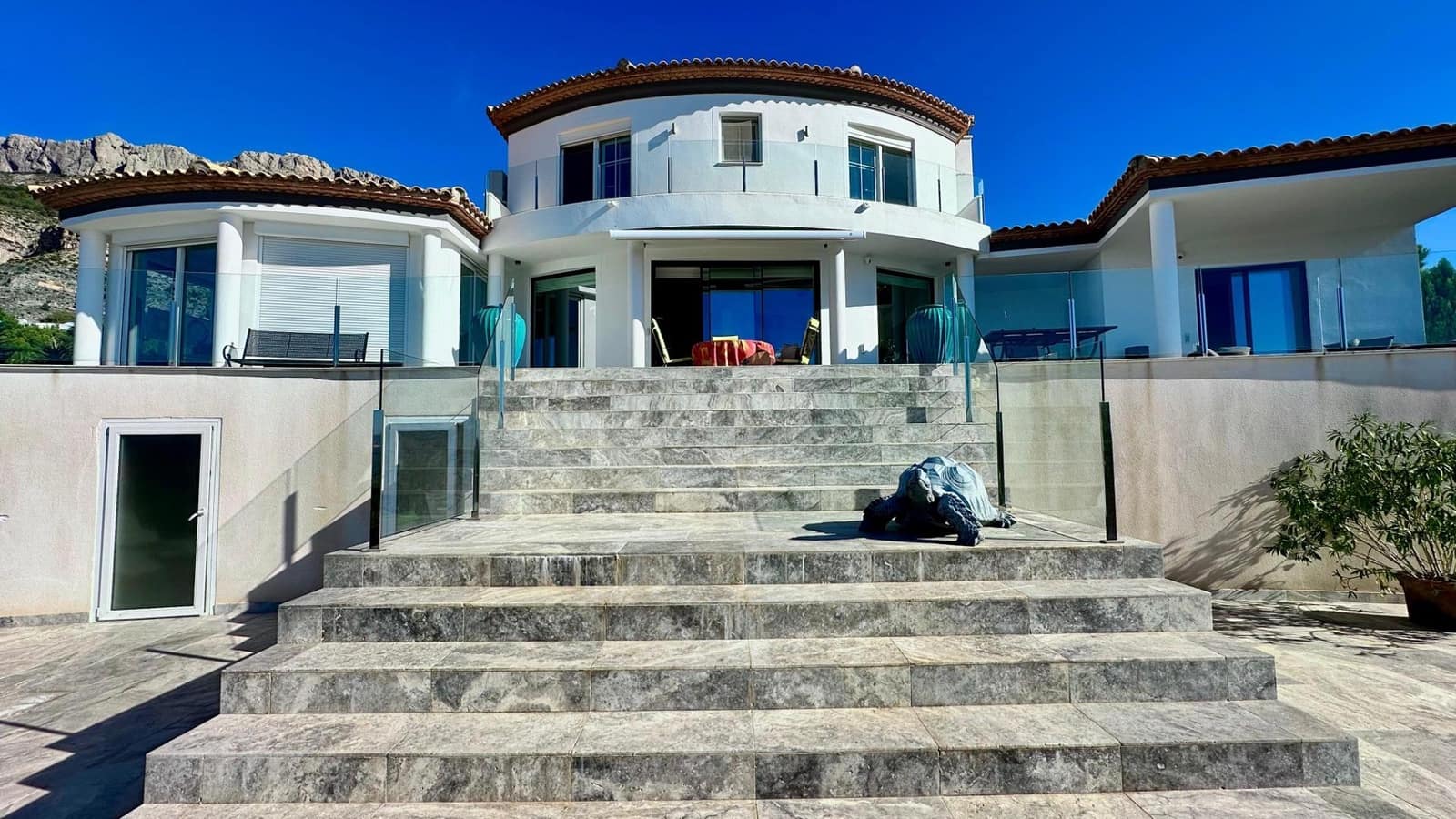 4 bedroom Villa for sale in Altea with pool garage - € 2,500,000 (Ref: 8599888)