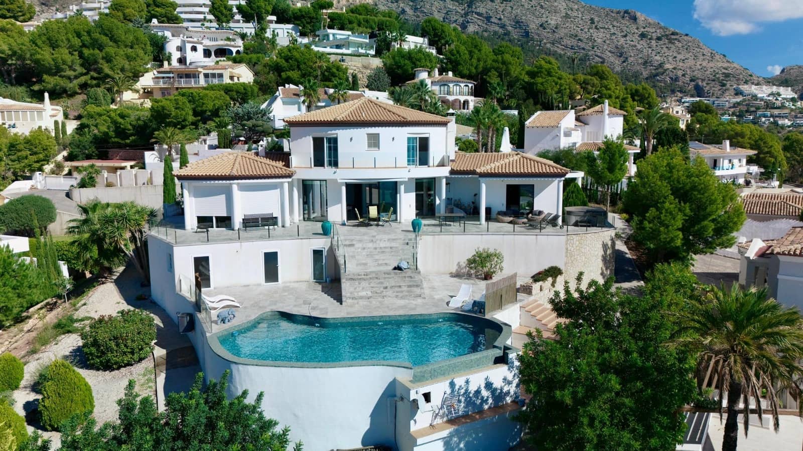 4 bedroom Villa for sale in Altea with pool garage - € 2,500,000 (Ref: 8599888)