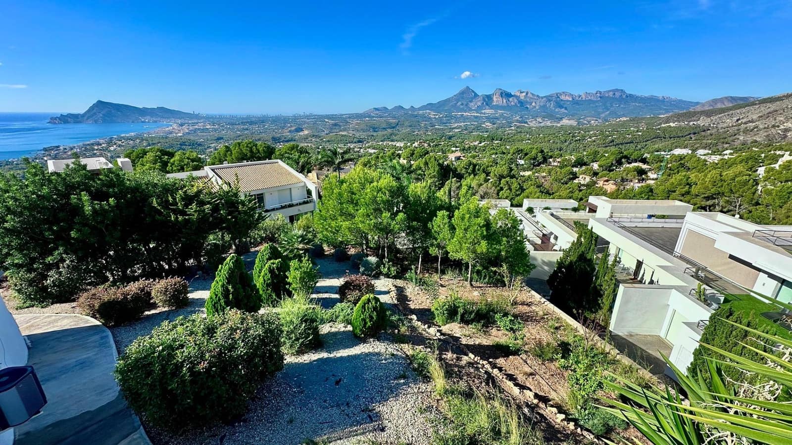 4 bedroom Villa for sale in Altea with pool garage - € 2,500,000 (Ref: 8599888)