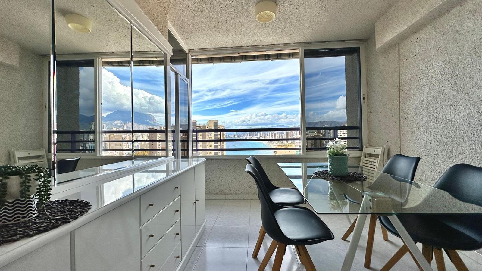 2 bedroom Apartment for sale in Benidorm with pool - € 899,000 (Ref: 8620164)