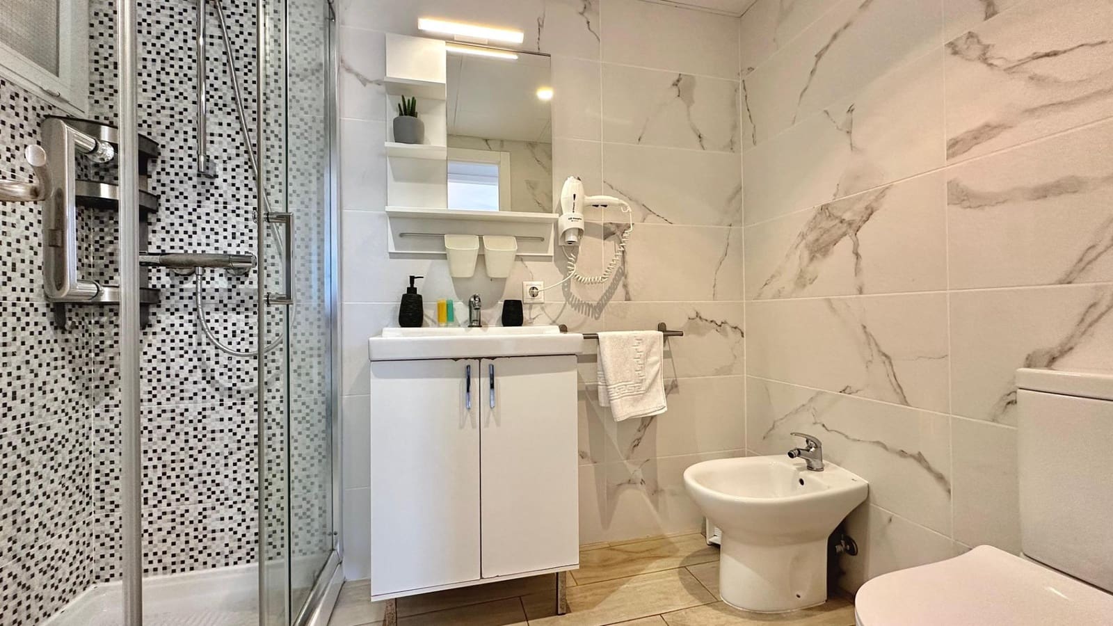 2 bedroom Apartment for sale in Benidorm with pool - € 899,000 (Ref: 8620164)