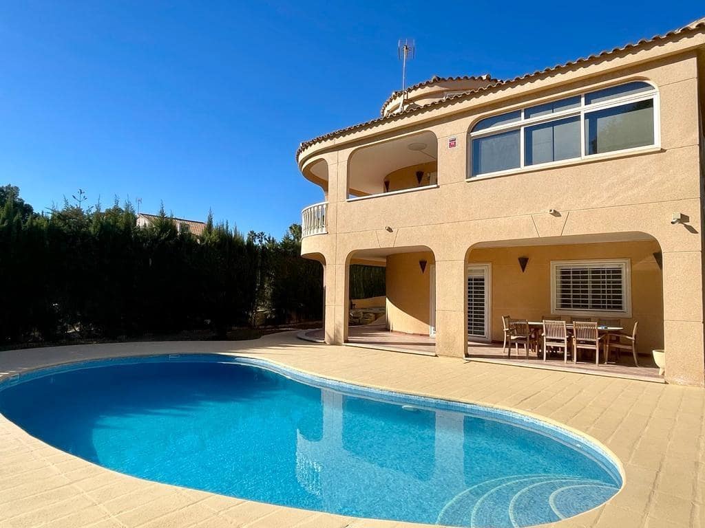 4 slaapkamer Villa te koop in Torrevieja met zwembad - € 600.000 (Ref: 8670479)