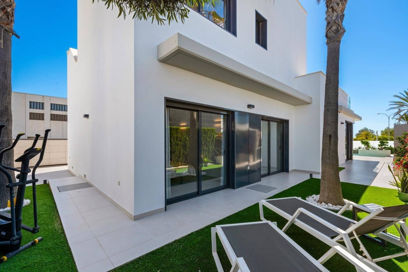 4 bedroom Villa for sale in Campoamor with pool garage - € 1,465,000 (Ref: 8735703)