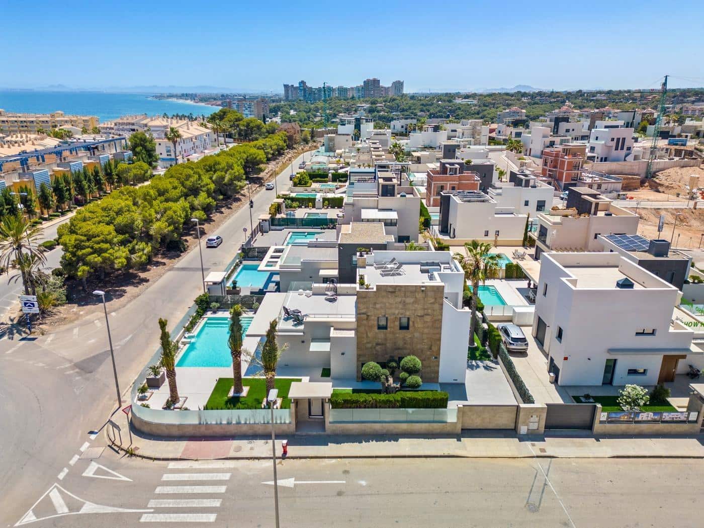 4 bedroom Villa for sale in Campoamor with pool garage - € 1,465,000 (Ref: 8735703)