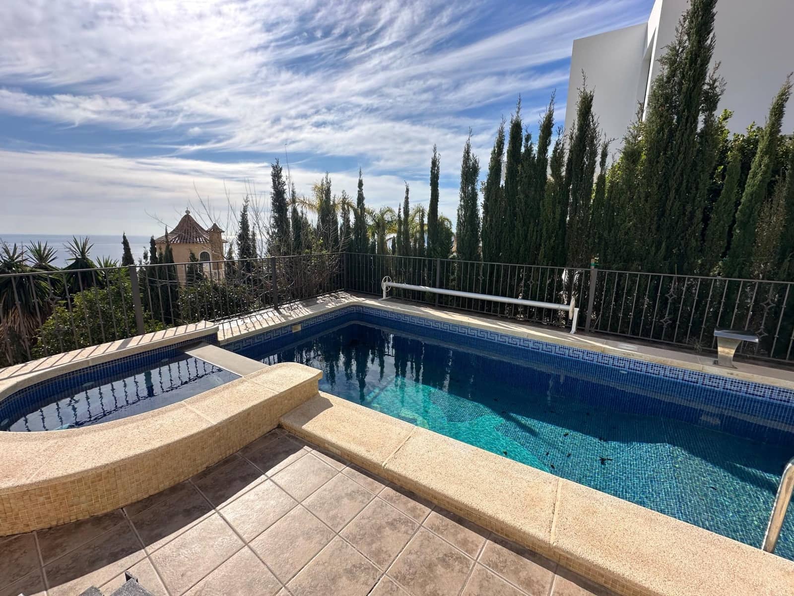 2 bedroom Apartment for sale in Altea with pool - € 350,000 (Ref: 8815976)