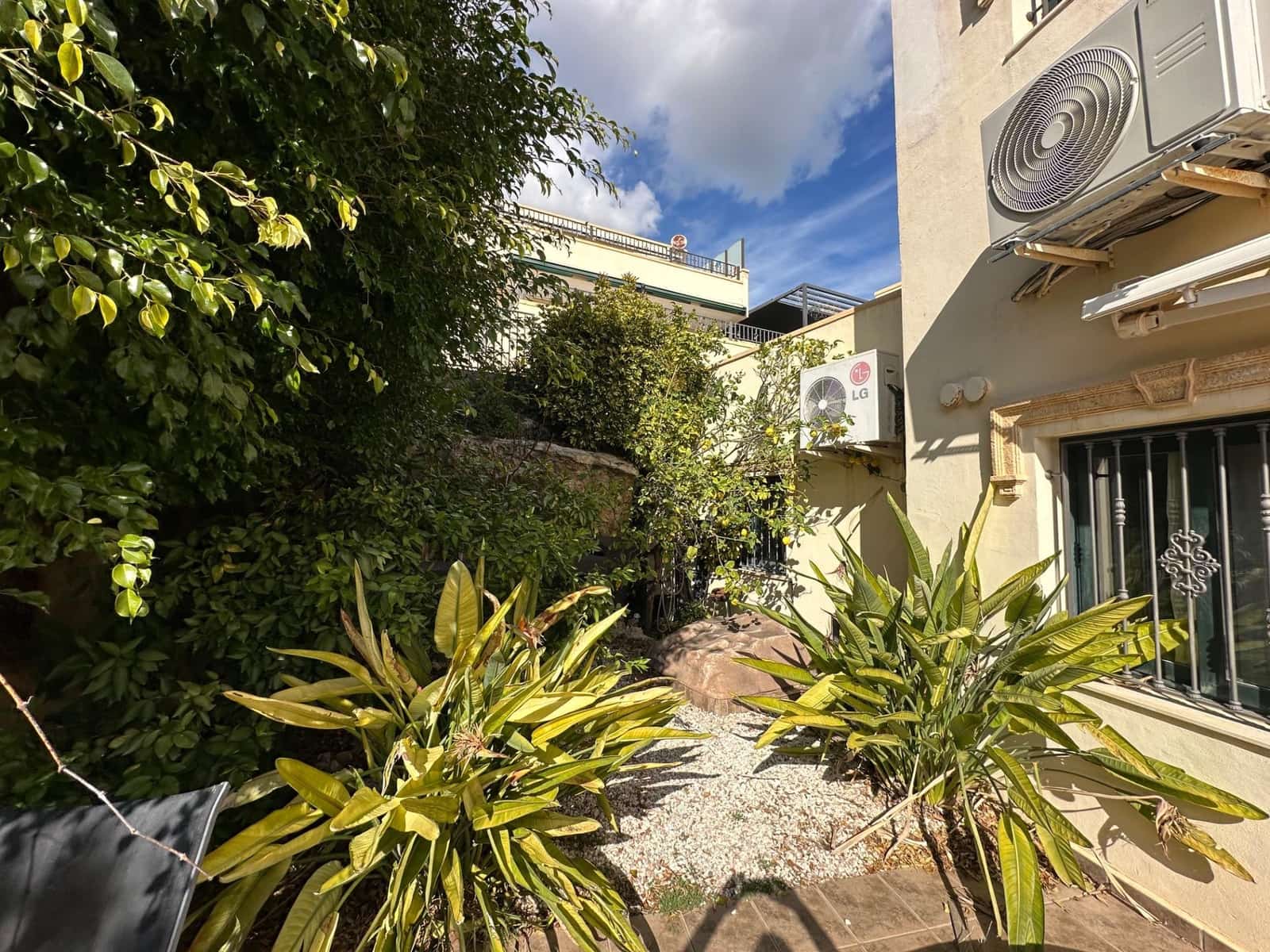 2 bedroom Apartment for sale in Altea with pool - € 350,000 (Ref: 8815976)