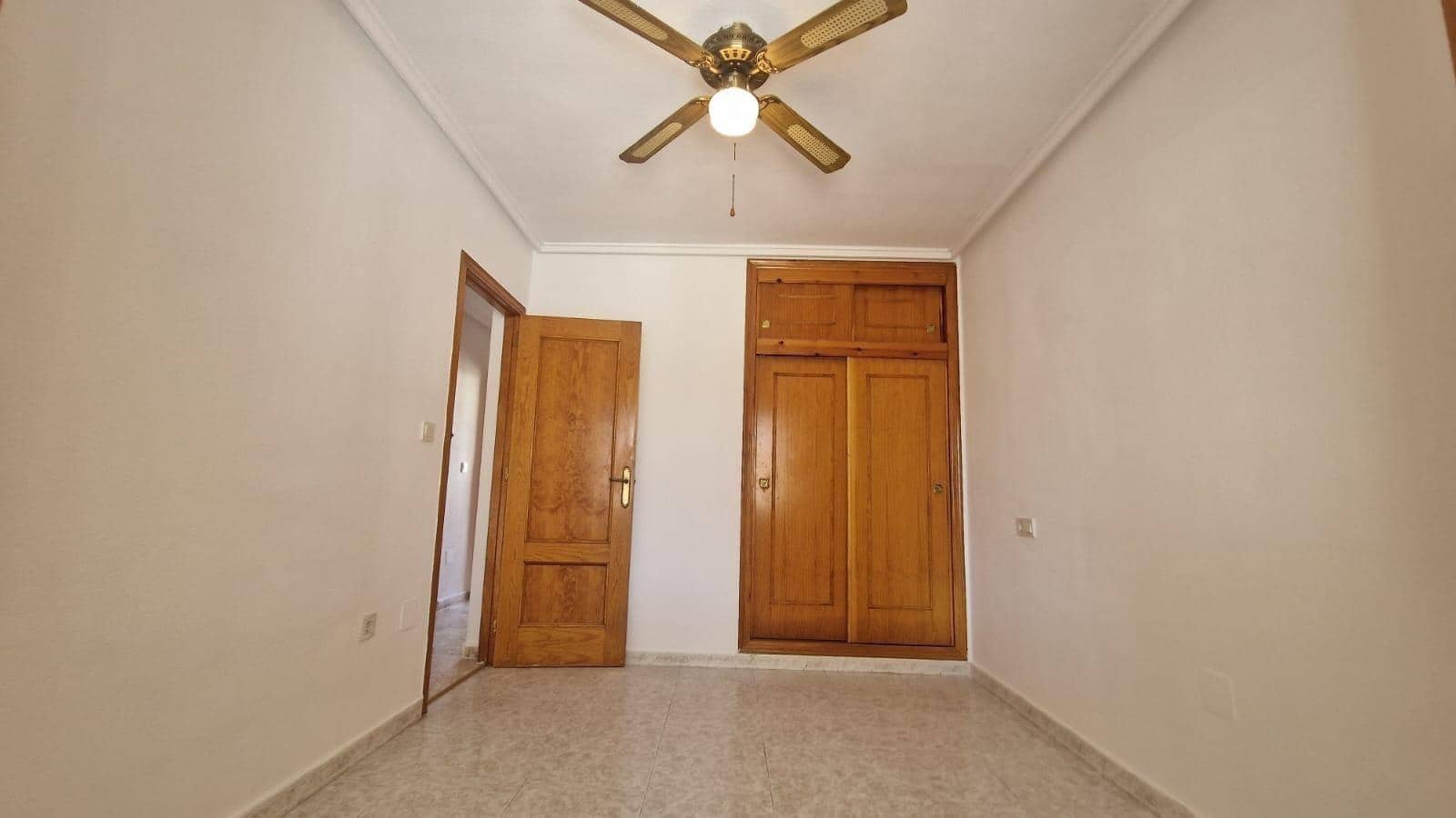 3 soveværelse Rækkehus til salg i Torrevieja med swimmingpool - € 185.000 (Ref: 8849770)