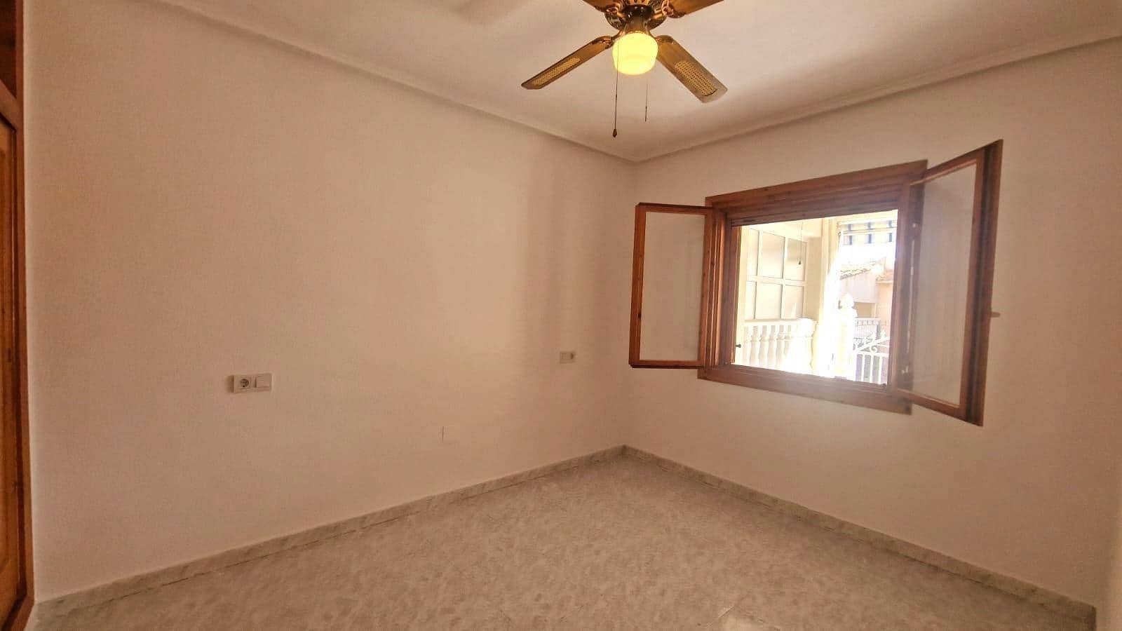 3 soveværelse Rækkehus til salg i Torrevieja med swimmingpool - € 185.000 (Ref: 8849770)