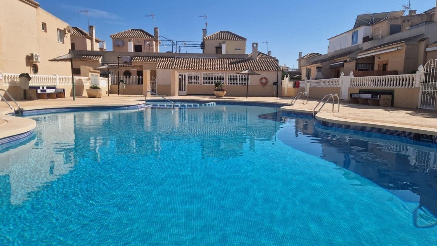 3 soveværelse Rækkehus til salg i Torrevieja med swimmingpool - € 185.000 (Ref: 8849770)