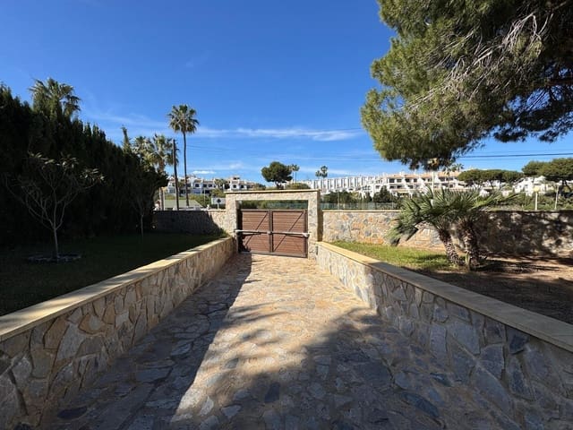 3 soverom Villa til salgs i Cabo Roig, Orihuela med svømmebasseng garasje - € 750 000 (Ref: 8865291)