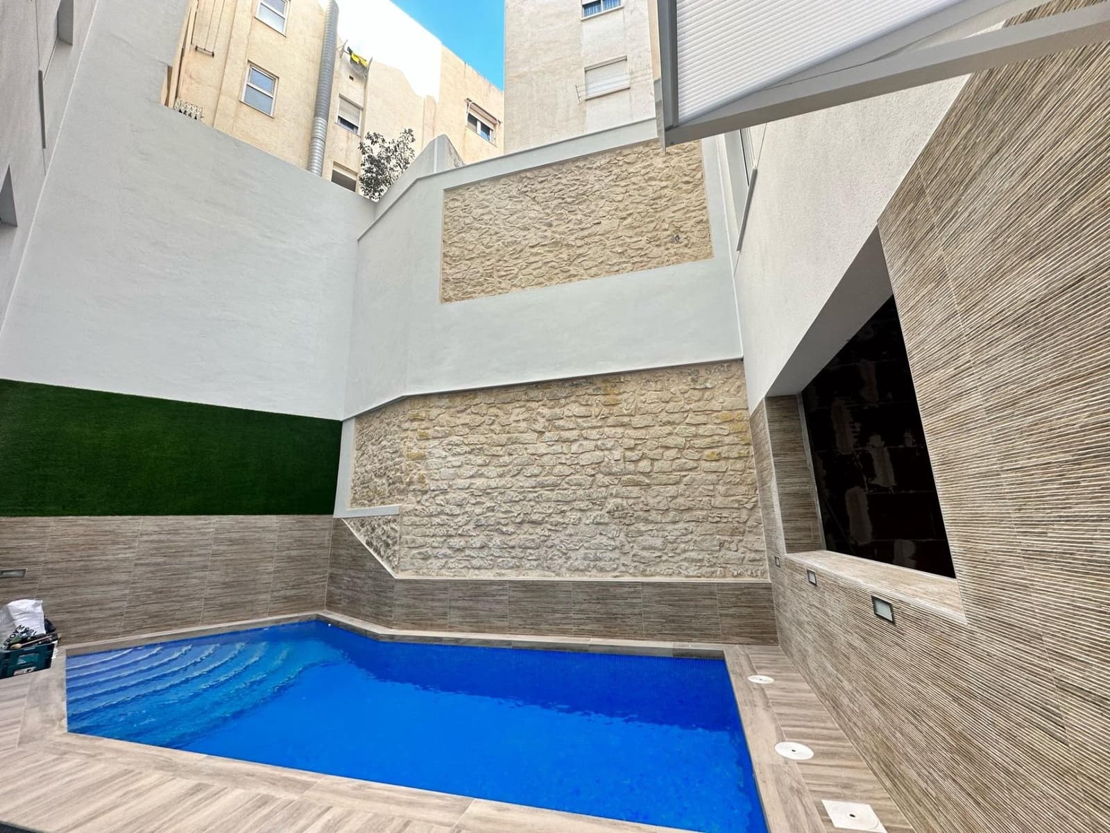 1 soveværelse Lejlighed til salg i Alicante by med swimmingpool - € 245.000 (Ref: 8893099)