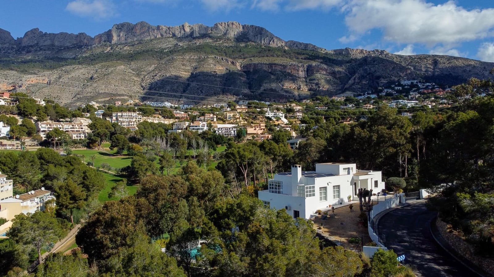 8 bedroom Villa for sale in Altea with pool garage - € 1,295,000 (Ref: 8902153)