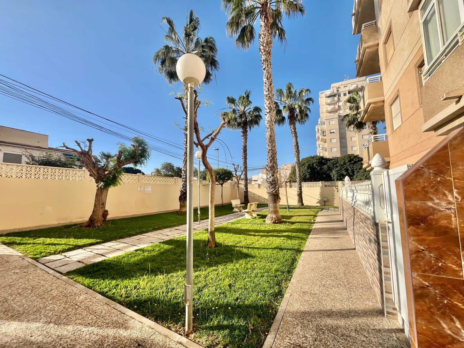 Apartamento de 2 habitaciones en Torrevieja en venta con piscina garaje - 165.000 € (Ref: 8926689)