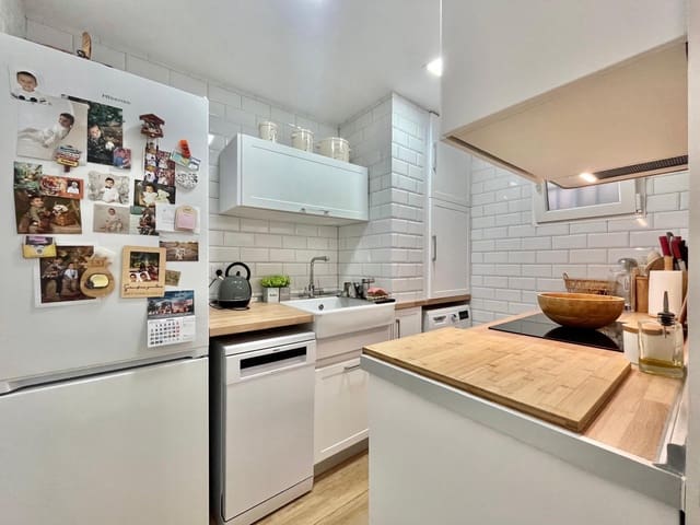 Apartamento de 2 habitaciones en Torrevieja en venta con piscina garaje - 165.000 € (Ref: 8926689)