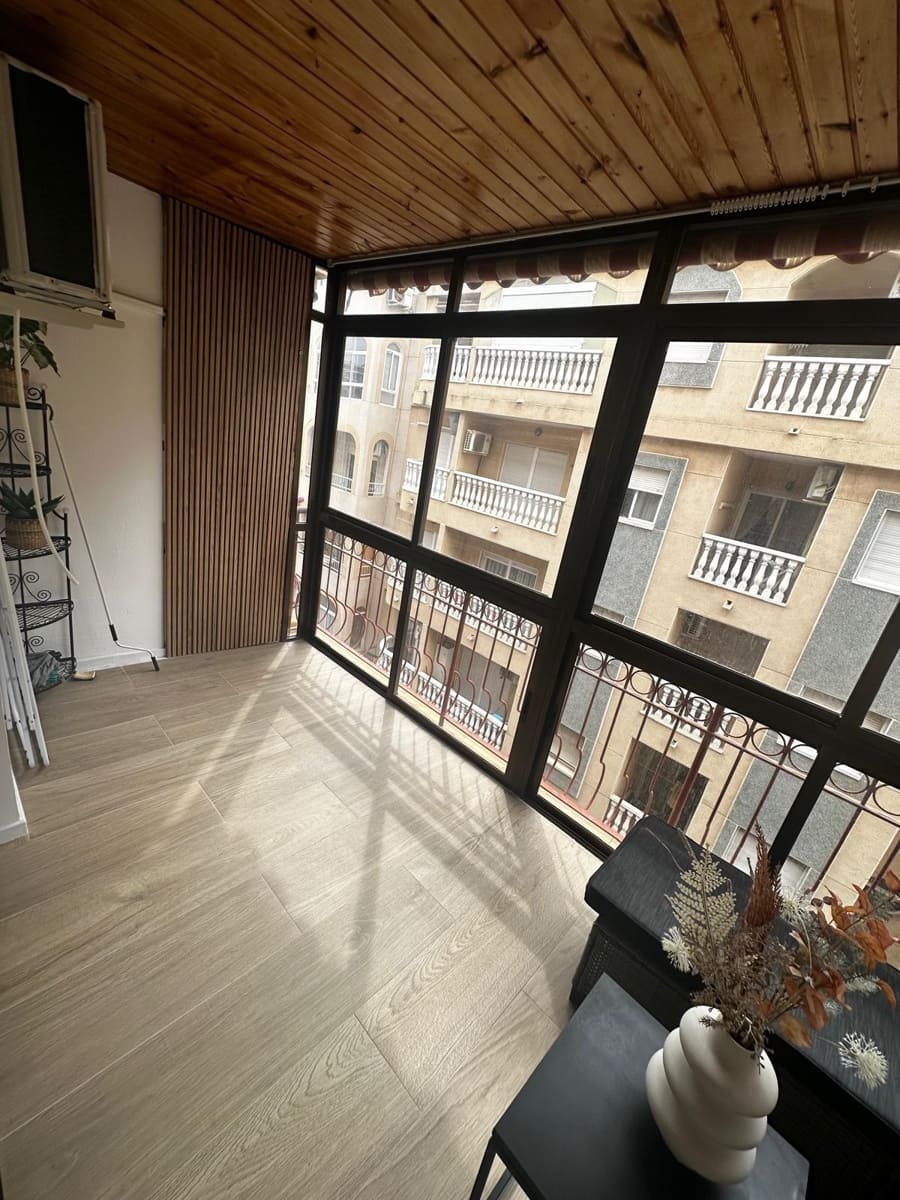 Apartamento de 2 habitaciones en Torrevieja en venta - 164.900 € (Ref: 8926691)