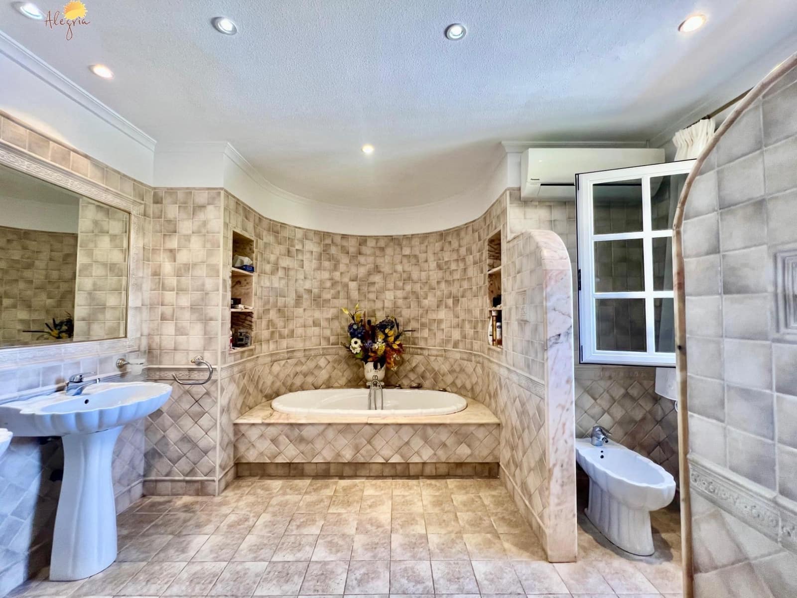 3 bedroom Villa for sale in Torrevieja with pool garage - € 495,000 (Ref: 8968260)