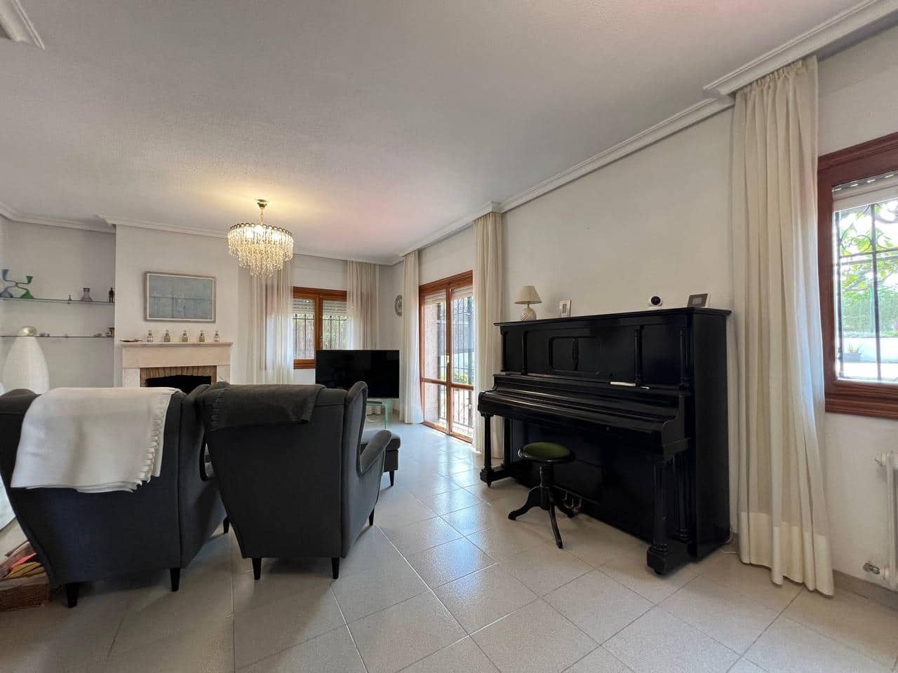 5 soverom Villa til salgs i Pozuelo de Alarcon med svømmebasseng garasje - € 1 450 000 (Ref: 8999525)