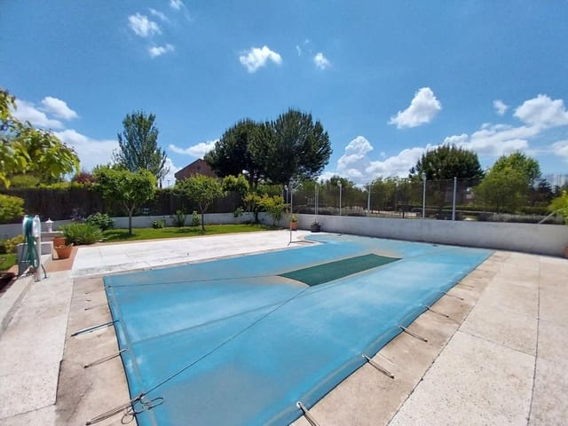 5 soverom Villa til salgs i Pozuelo de Alarcón med svømmebasseng garasje - € 1 450 000 (Ref: 8999525)