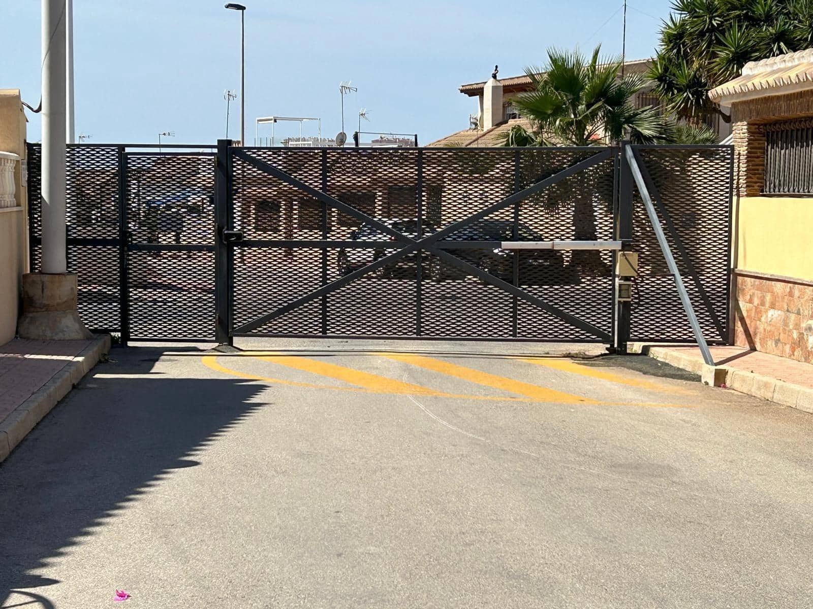 2 bedroom Apartment for sale in Torrevieja with pool - € 198,000 (Ref: 8999526)