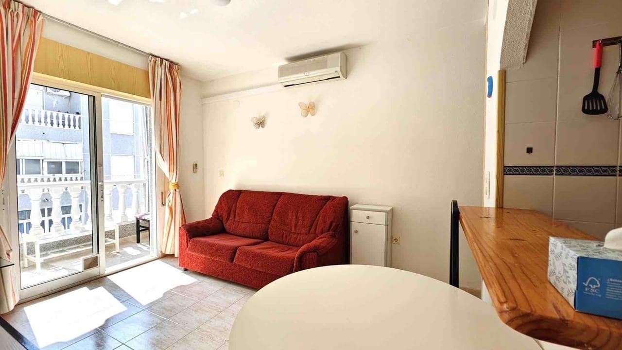 Apartamento de 2 habitaciones en Torrevieja en venta con piscina - 129.900 € (Ref: 9102855)