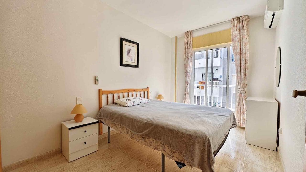 Apartamento de 2 habitaciones en Torrevieja en venta con piscina - 129.900 € (Ref: 9102855)