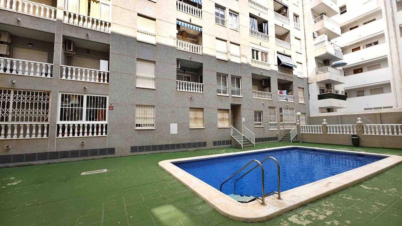 Apartamento de 2 habitaciones en Torrevieja en venta con piscina - 129.900 € (Ref: 9102855)