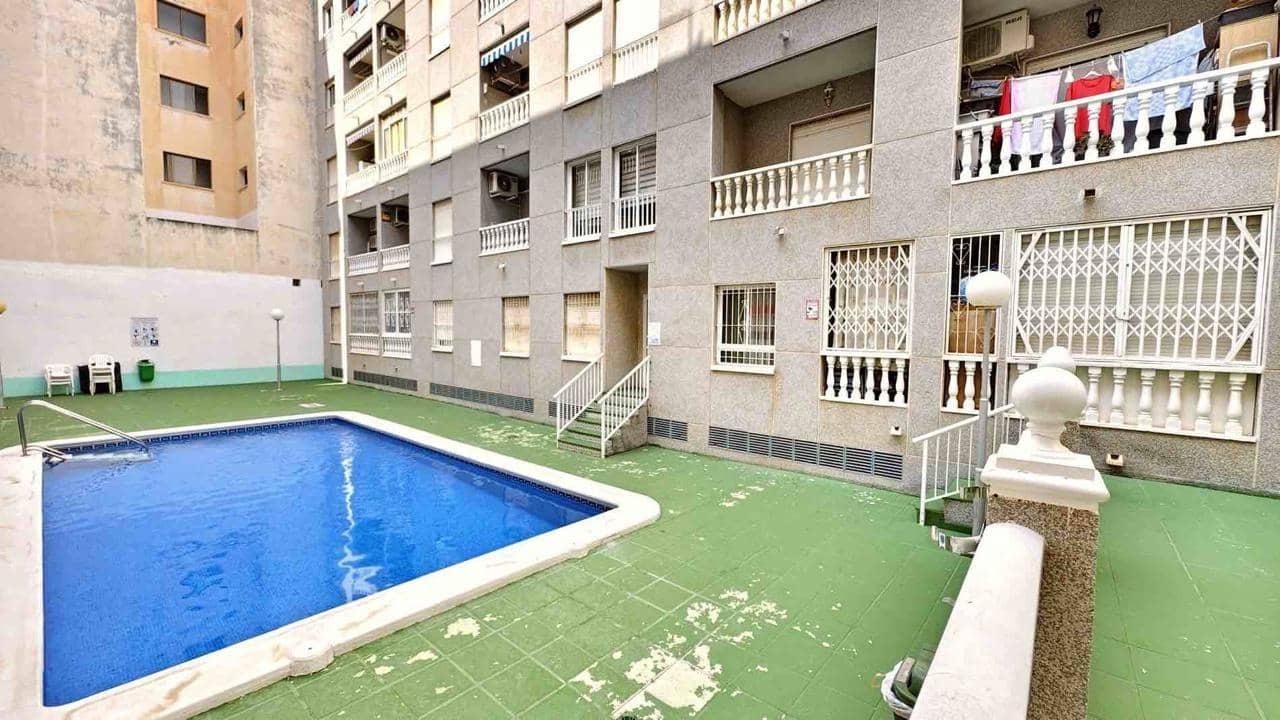 Apartamento de 2 habitaciones en Torrevieja en venta con piscina - 129.900 € (Ref: 9102855)