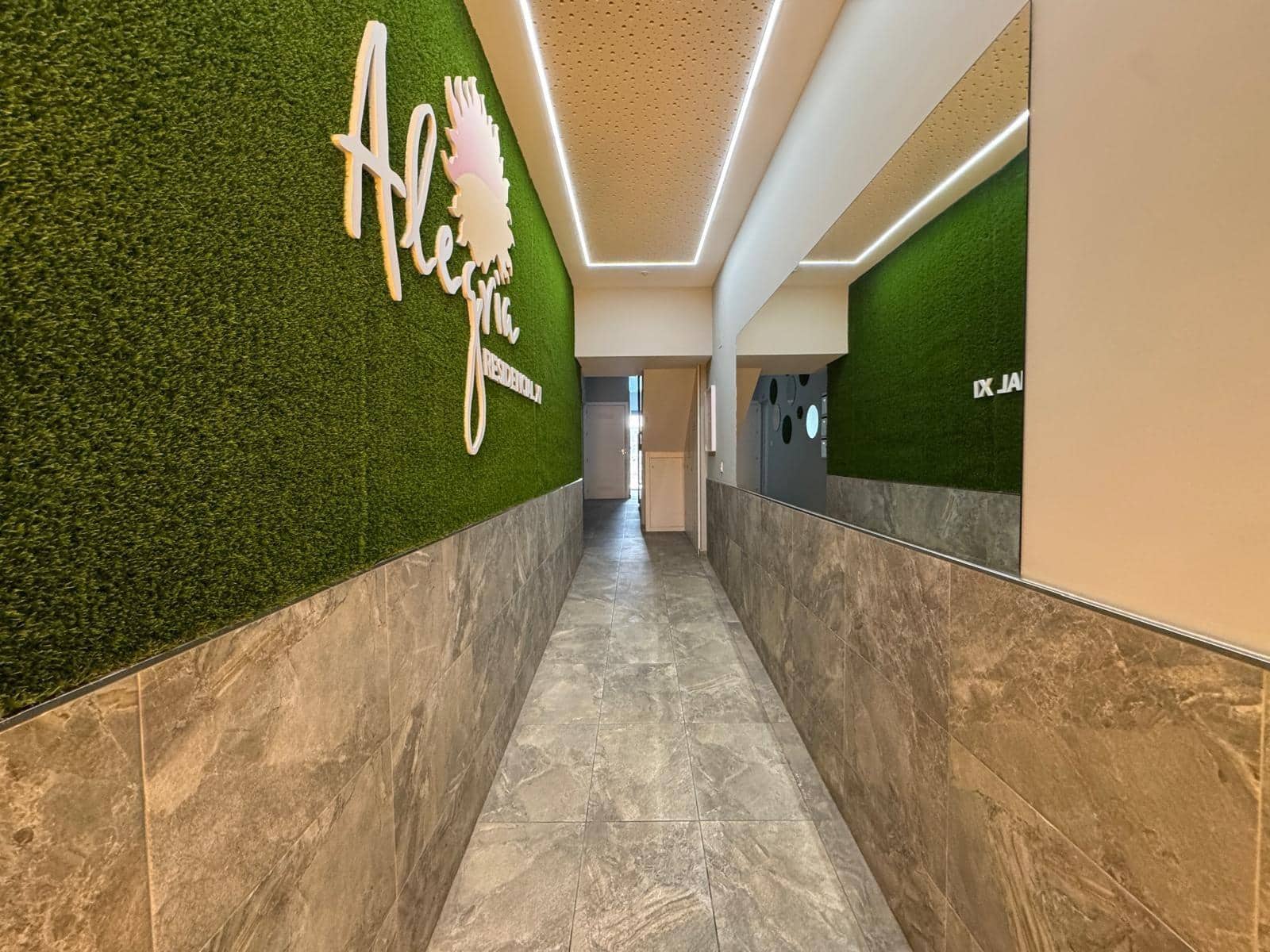 Ático de 1 habitación en Torrevieja en venta con piscina - 195.000 € (Ref: 9108646)