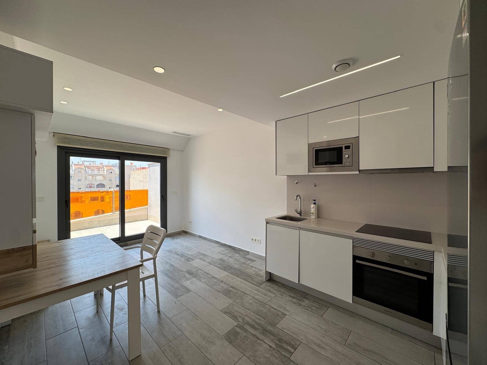 Ático de 1 habitación en Torrevieja en venta con piscina - 195.000 € (Ref: 9108646)