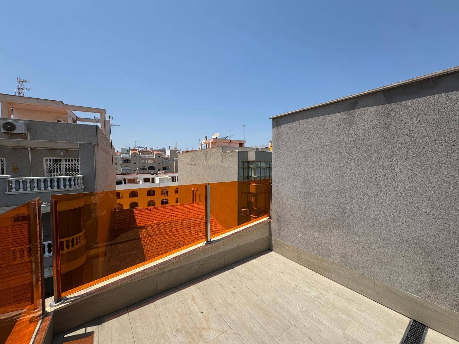 Ático de 1 habitación en Torrevieja en venta con piscina - 195.000 € (Ref: 9108646)