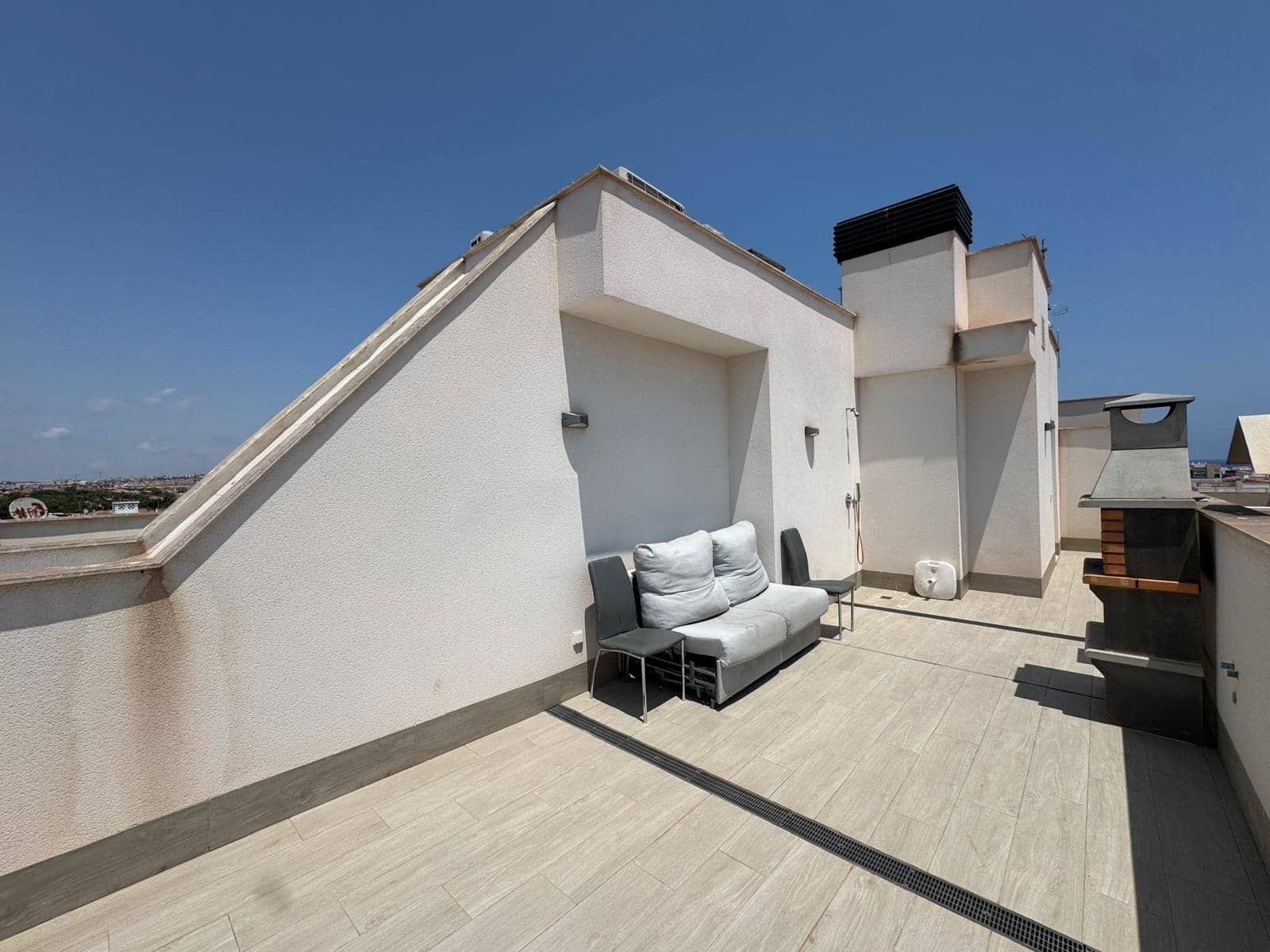 Ático de 1 habitación en Torrevieja en venta con piscina - 195.000 € (Ref: 9108646)