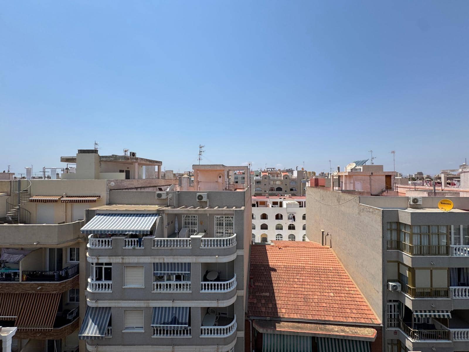 Ático de 1 habitación en Torrevieja en venta con piscina - 195.000 € (Ref: 9108646)