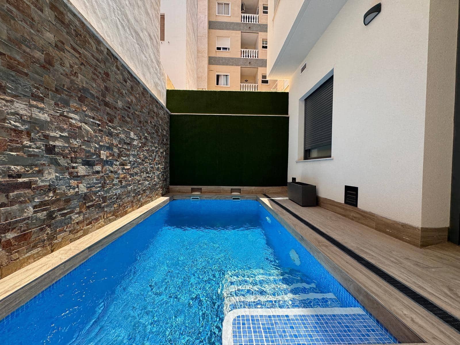 Ático de 1 habitación en Torrevieja en venta con piscina - 195.000 € (Ref: 9108646)