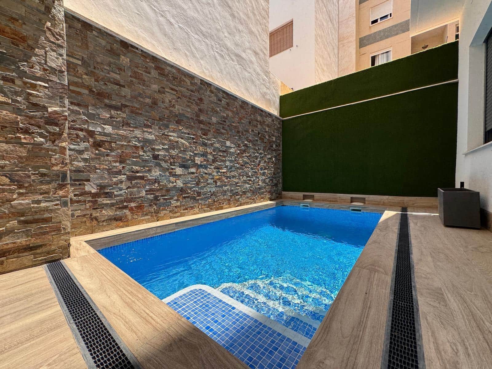 Ático de 1 habitación en Torrevieja en venta con piscina - 195.000 € (Ref: 9108646)