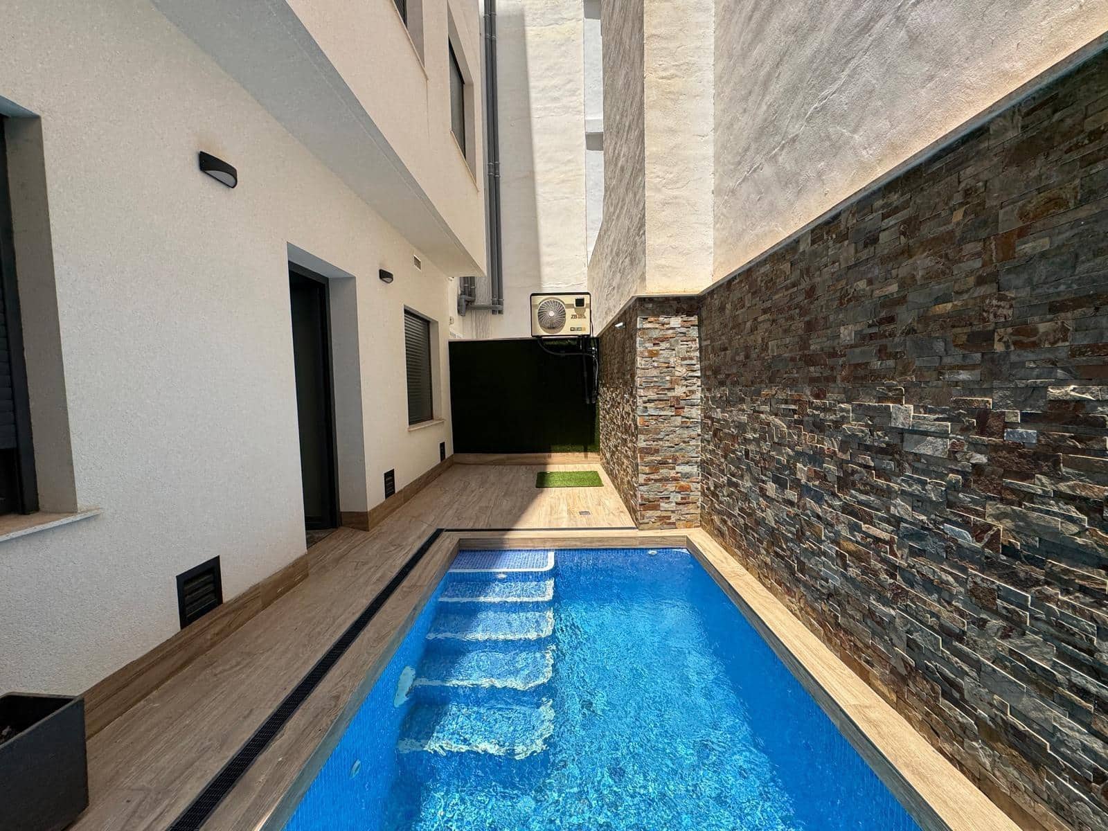 Ático de 1 habitación en Torrevieja en venta con piscina - 195.000 € (Ref: 9108646)