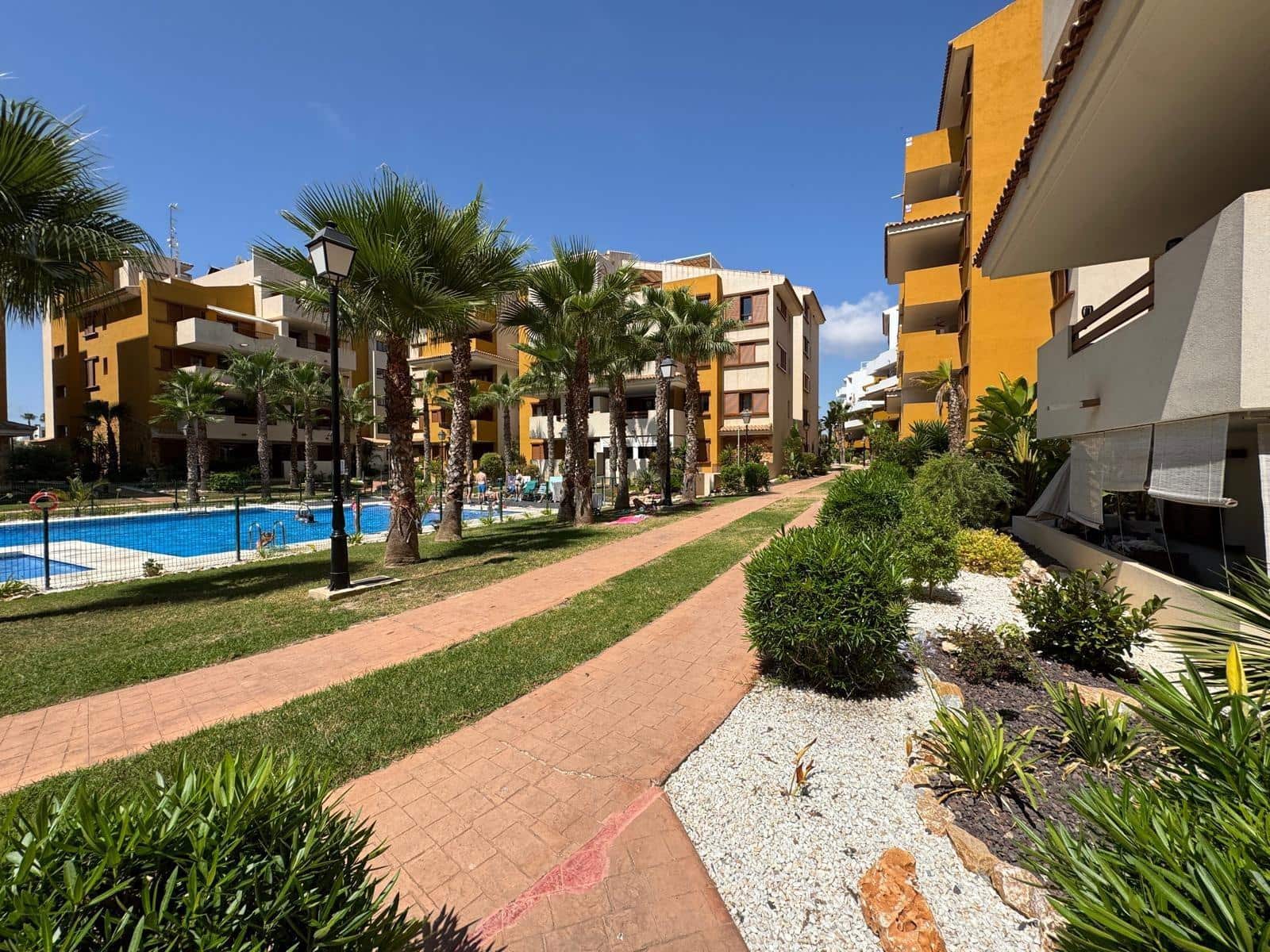 3 soveværelse Lejlighed til salg i Punta Prima med swimmingpool - € 309.900 (Ref: 9126755)