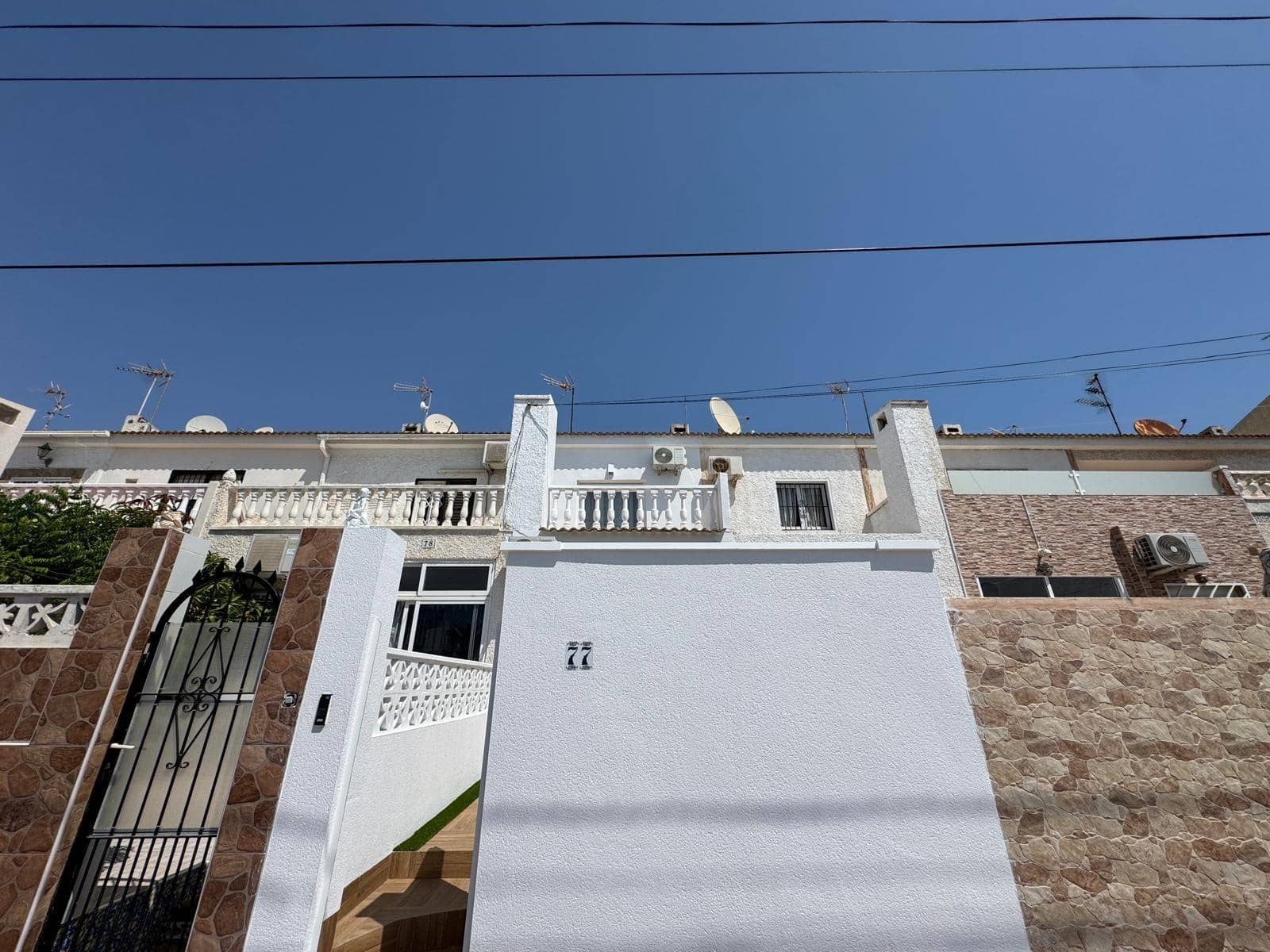 3 soverom Rekkehus til salgs i Torrevieja med svømmebasseng - € 249 900 (Ref: 9169511)