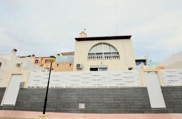 9 slaapkamer Villa te koop in Blue Lagoon met zwembad - € 458.900 (Ref: 9180950)