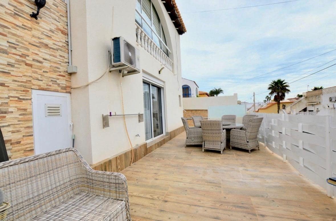 9 slaapkamer Villa te koop in Blue Lagoon met zwembad - € 458.900 (Ref: 9180950)