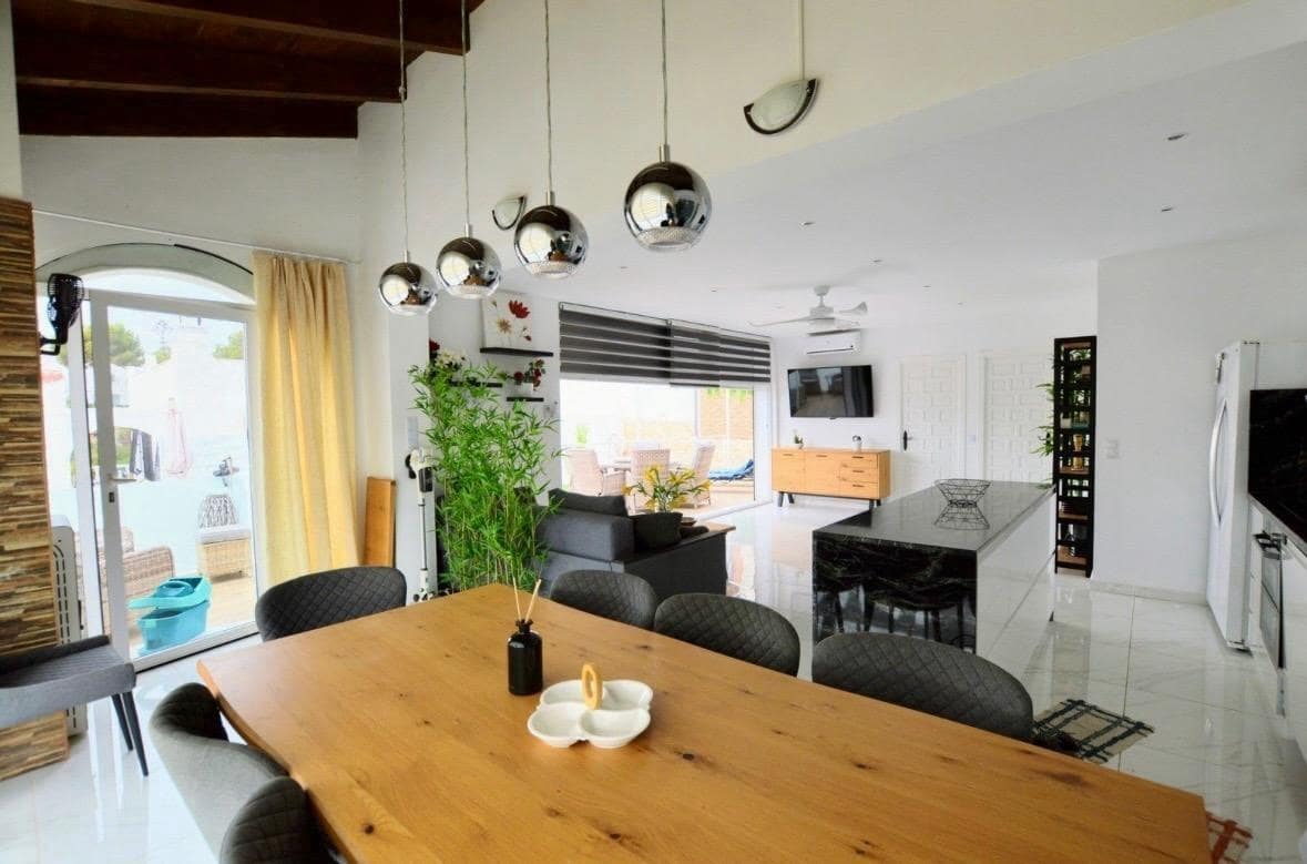 9 slaapkamer Villa te koop in Blue Lagoon met zwembad - € 458.900 (Ref: 9180950)