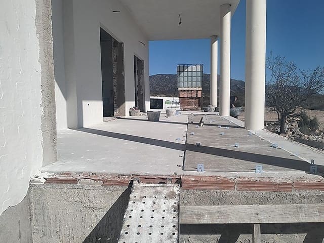 Chalet de 3 habitaciones en Pinoso en venta con piscina garaje - 389.000 € (Ref: 9208279)