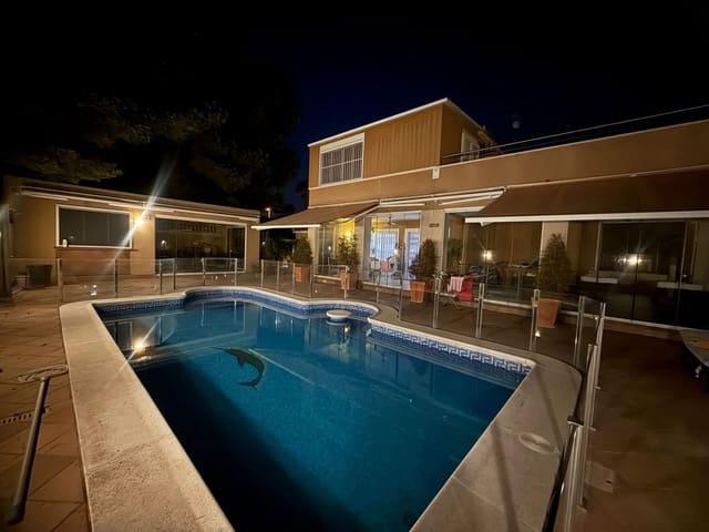 5 bedroom Villa for sale in Dehesa de Campoamor, Orihuela with pool - € 739,900 (Ref: 9208285)