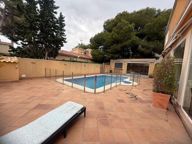 5 bedroom Villa for sale in Dehesa de Campoamor, Orihuela with pool - € 739,900 (Ref: 9208285)